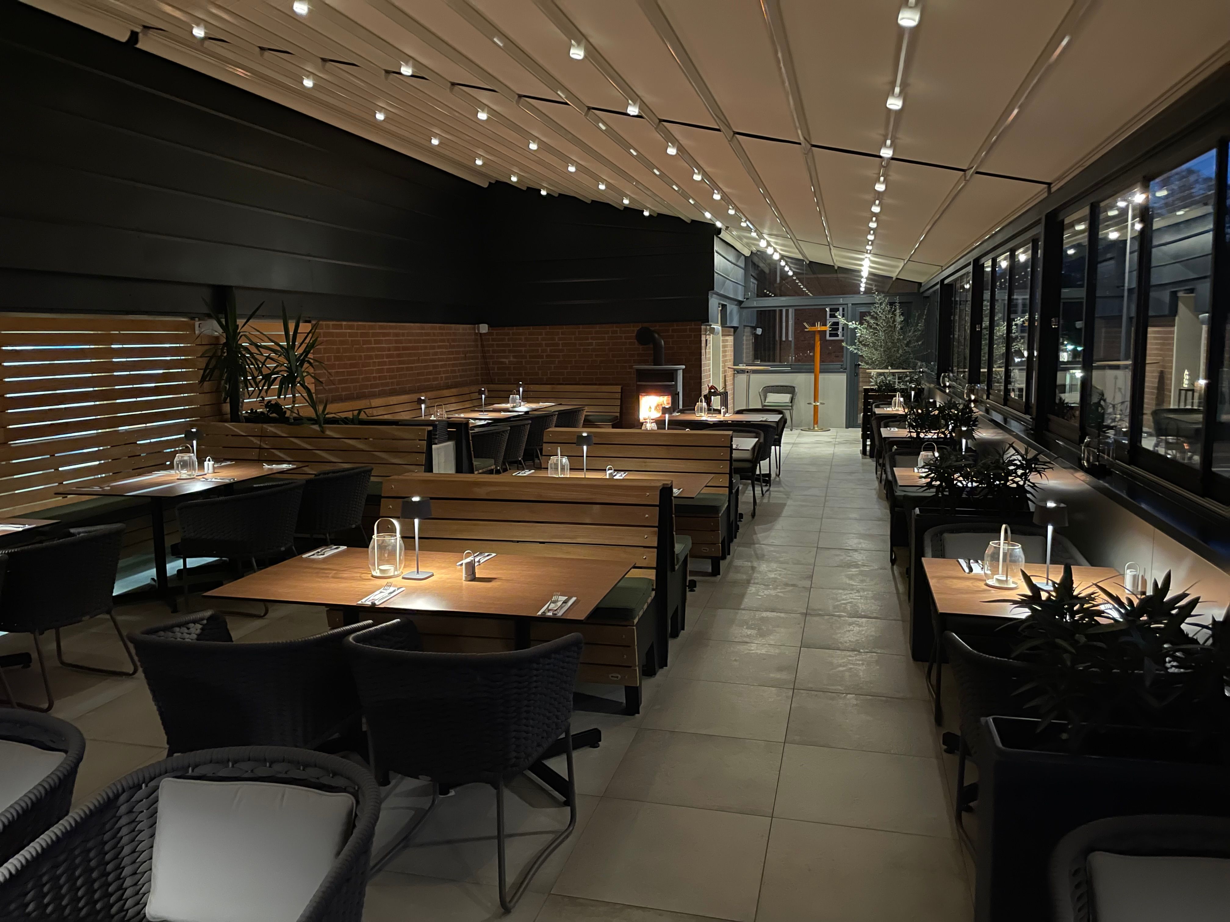 Die Dachterrasse des Restaurant Opatija Lüneburg am Abend & ideale Kulisse für besondere Anlässe