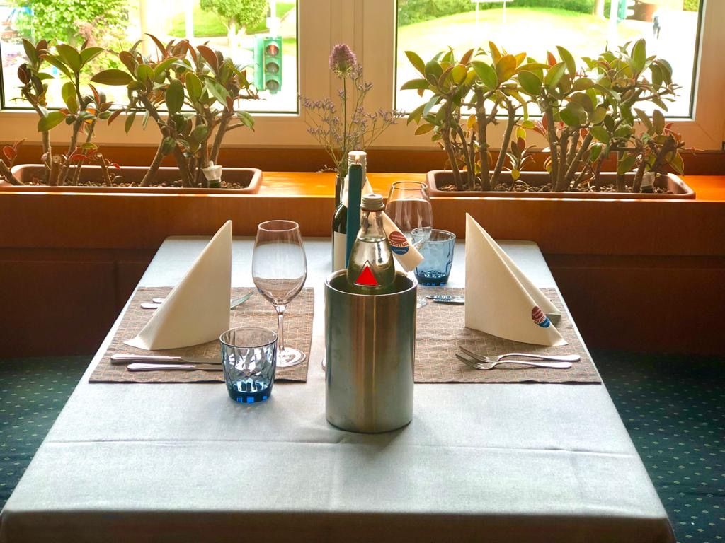 Sorgfältig eingedeckter Tisch im Restaurant Opatija Lüneburg & Vorbereitung für eine besondere Feier
